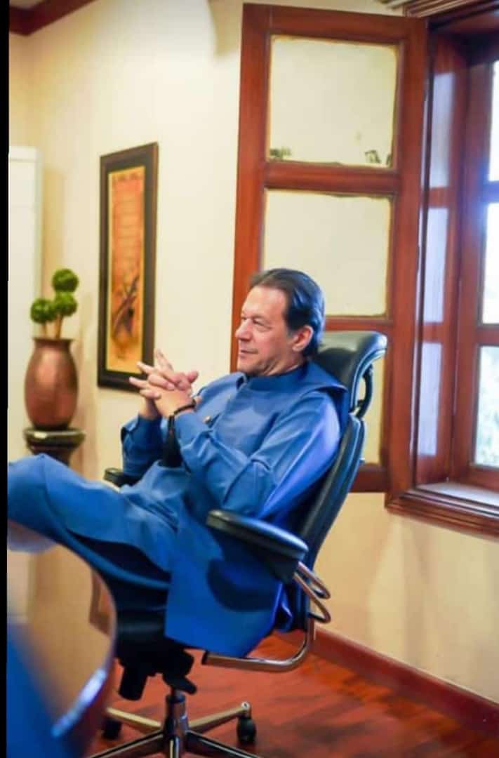 Amna01172721's tweet photo. Imran khan is still all smiles even after being disqualified. Feeling optimistic with 22 core awam
#disqualification #ImranKhan #Article63 #نکلو_اسلام_آباد_کی_طرف https://t.co/7h0oEVRAwv