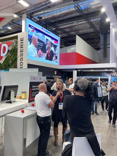 OperaEnergie's tweet image. [Salon] N'hésitez pas à venir nous rejoindre sur le stand 1H66 de notre #partenaire  #AUTODISTRIBUTION au salon @EQUIP_AUTO. Ici, notre consultante en #Energie pour les pro, explique tout l'intérêt pour les adhérents de venir rencontrer nos #experts ! #achatenergie