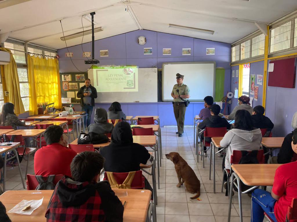 Carabineros de la Oficina de Integración Comunitaria #MICC de la 3ª Comisaría #LosAndes realizó charla sobre ley de responsabilidad adolescente, dando a conocer medidas preventivas y de autocuidado a los alumnos del “Colegio Ignacio Carrera Pinto”.