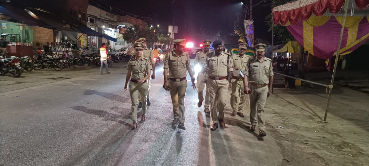 #Auraiya_Police #ASP औरैया मय थाना अजीतमल पुलिस द्वारा आगामी त्यौहारों के दृष्टिगत कानून व्यवस्था को प्रभावी एवं सुदृढ़ बनाये रखने हेतु थाना क्षेत्र के भीड-भाड वाले स्थानों पर पैदल गस्त व जनता के साथ संवाद कर लोगों को सुरक्षा का एहसास दिलाया गया।#FOOT_PATROLLING