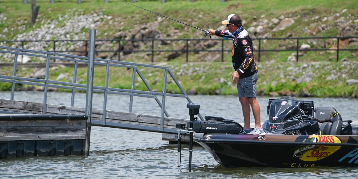 .@MercuryMarine Pro Team angler @davidwalkerfish fancies a finesse jig while fall fishing, but not just any old jig will do. Check out Walker's jig of choice and learn how he puts it to work: majorleaguefishing.com/bass-pro-tour/…