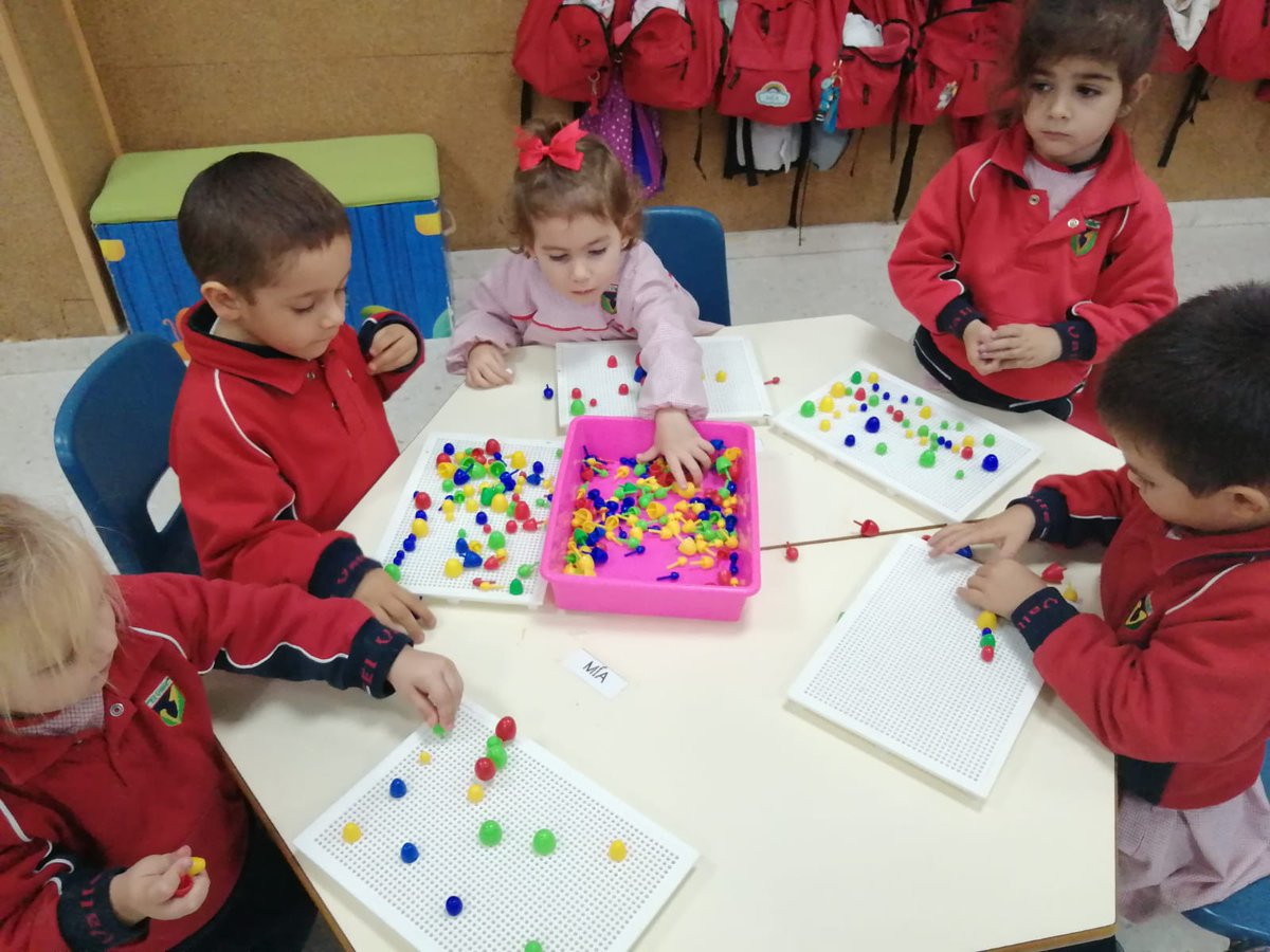 ColegiosElValle's tweet photo. Jugamos con los #pinchos de colores 📌 a la vez que reforzamos la #pinzadigital 🤏
#ColegiosElValle #EducaciónInfantil #DesarrolloMotriz #1INF #VB #ElValle https://t.co/0zdif5TYD8
