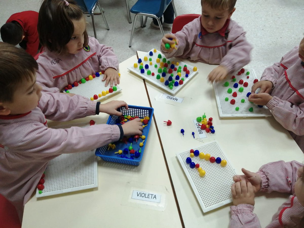 ColegiosElValle's tweet photo. Jugamos con los #pinchos de colores 📌 a la vez que reforzamos la #pinzadigital 🤏
#ColegiosElValle #EducaciónInfantil #DesarrolloMotriz #1INF #VB #ElValle https://t.co/0zdif5TYD8