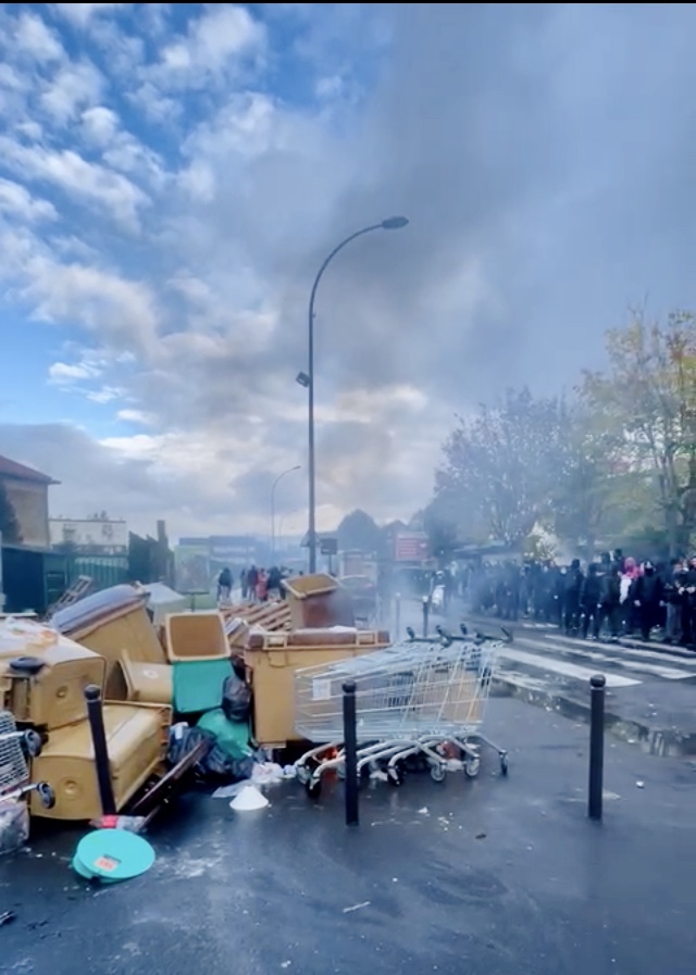 parentsvitry94's tweet photo. ⚠️🚨 RASSEMBLEMENT ce soir à 18h devant @mairievitry 

@Parents94 @MathildePanot @MagSnuipp @SUD_education @SNUipp_FSU @isasantiago_94 @LaurenceCohen94 @SNUDIFO94 @94Aesh @PBell_Lloch @Vitry_en_Mieux  @FBourdon94 @VitryInsoumise @CgtEduc94 @94citoyens @MsieurLeProf @stylos_les https://t.co/lYZzyFxYx4