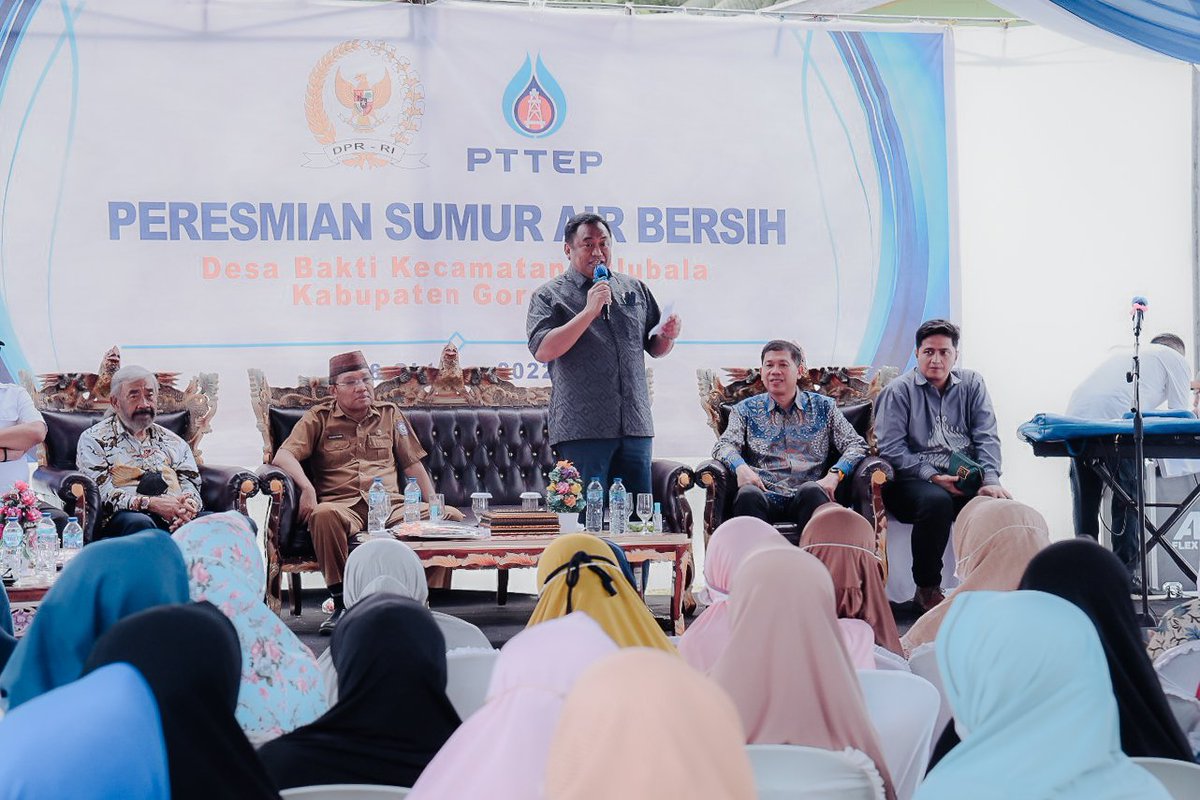 RachmatGobel's tweet photo. Air bersih menjadi sumber alam yg mahal bagi masyarakat di tiga kabupaten di Gorontalo, salah satunya Kabupaten Gorontalo. Kelangkaan yg terjadi sejak 2019 membuat masyarakat harus berjuang untuk mendapatkannya. 
#RG #RachmatGobel #Gorontalo https://t.co/OYujRt0B5l