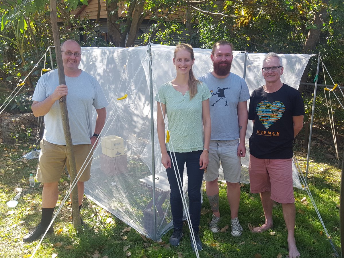 Great to work with amazing team below, <a href="/JirGarci/">Jair García</a>, <a href="/KlausLunau/">Klaus Lunau</a> to test stingless- and honey- bees on their comparative colour preferences.
link.springer.com/article/10.100…