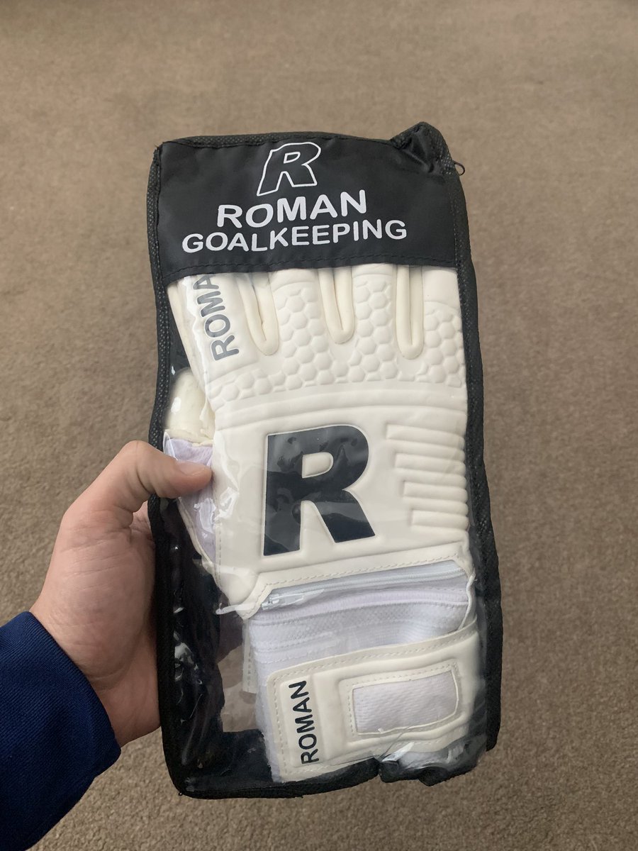 Who doesn’t like glove delivery day! Looking forward to trying these out from @RomanGKgloves 
First impressions 🔥🔥🔥 #RomanGK