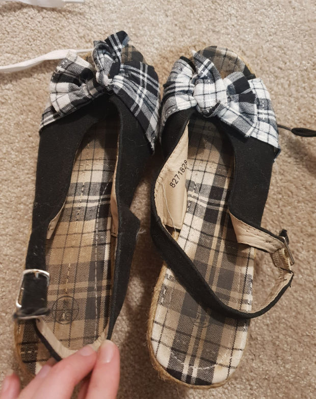 Strohhut96's tweet photo. @NerdyWeber @Mononok11078449 @rtfindomger @FindomRT8 @Footrubforwomen @KingOfFeet10 @rt_feet Po anbeten? Wovon träumst Du nachts? Sei froh dass Du die Füße der Prinzessin anbeten darfst. Sie könnte von dir verlangen ihre ausgelatschten Treter anzubeten! https://t.co/GAladNA0f8
