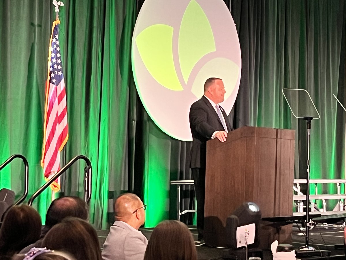 OPSF233's tweet photo. Thank you to our wonderful OPS superintendent, Brent Yeager, for his service and support of the Olathe Public School District as well as the Foundation!! He also brought his best support system as well. #meetingtheneed #opsf #ops233 @olatheschools https://t.co/pZlMuHCTES