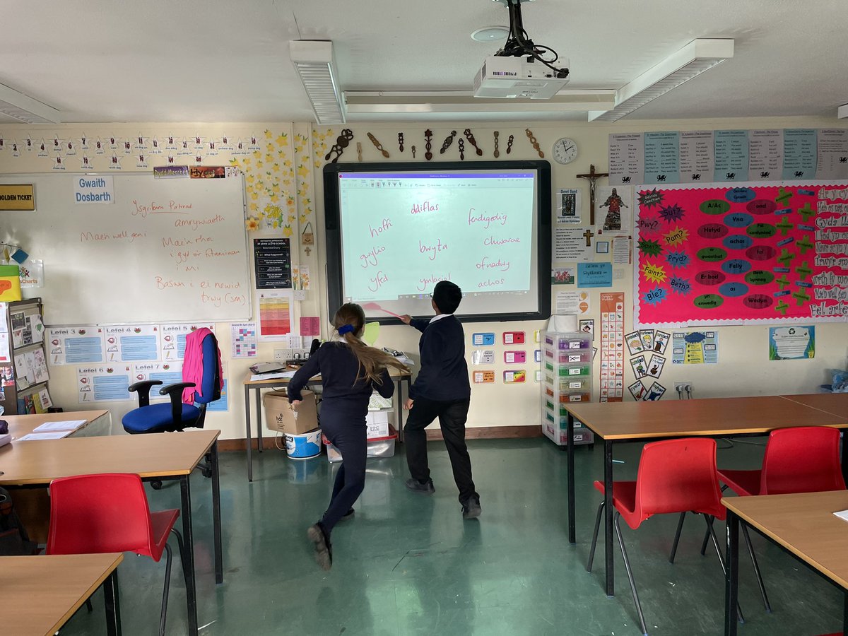 Blwyddyn 7 enjoying a very competitive game of ‘splat’ to reinforce new vocabulary. #dysgu #chwarae #cymraeg 🏴󠁧󠁢󠁷󠁬󠁳󠁿
