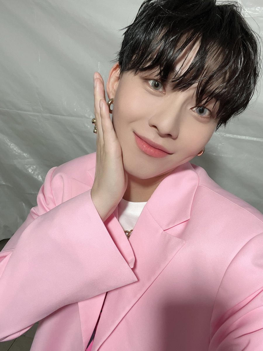 WJY_OFFICIAL's tweet photo. 뮤콘 뿌셔뿌셔~~ 오랜만에 팬분들 보고 좋아떠여❤️❤️❤️

#우진영 #WOOJINYOUNG https://t.co/Y4DTrlYAMg