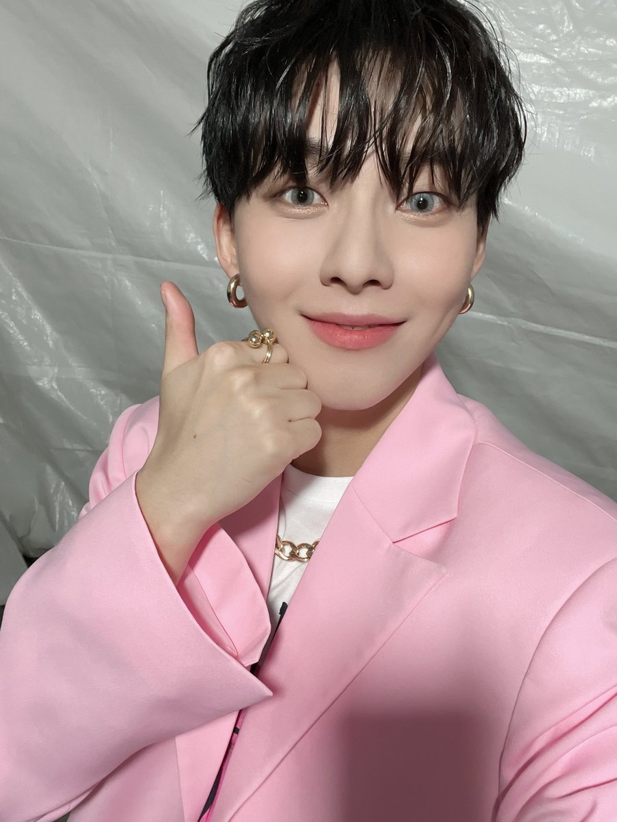 WJY_OFFICIAL's tweet photo. 뮤콘 뿌셔뿌셔~~ 오랜만에 팬분들 보고 좋아떠여❤️❤️❤️

#우진영 #WOOJINYOUNG https://t.co/Y4DTrlYAMg