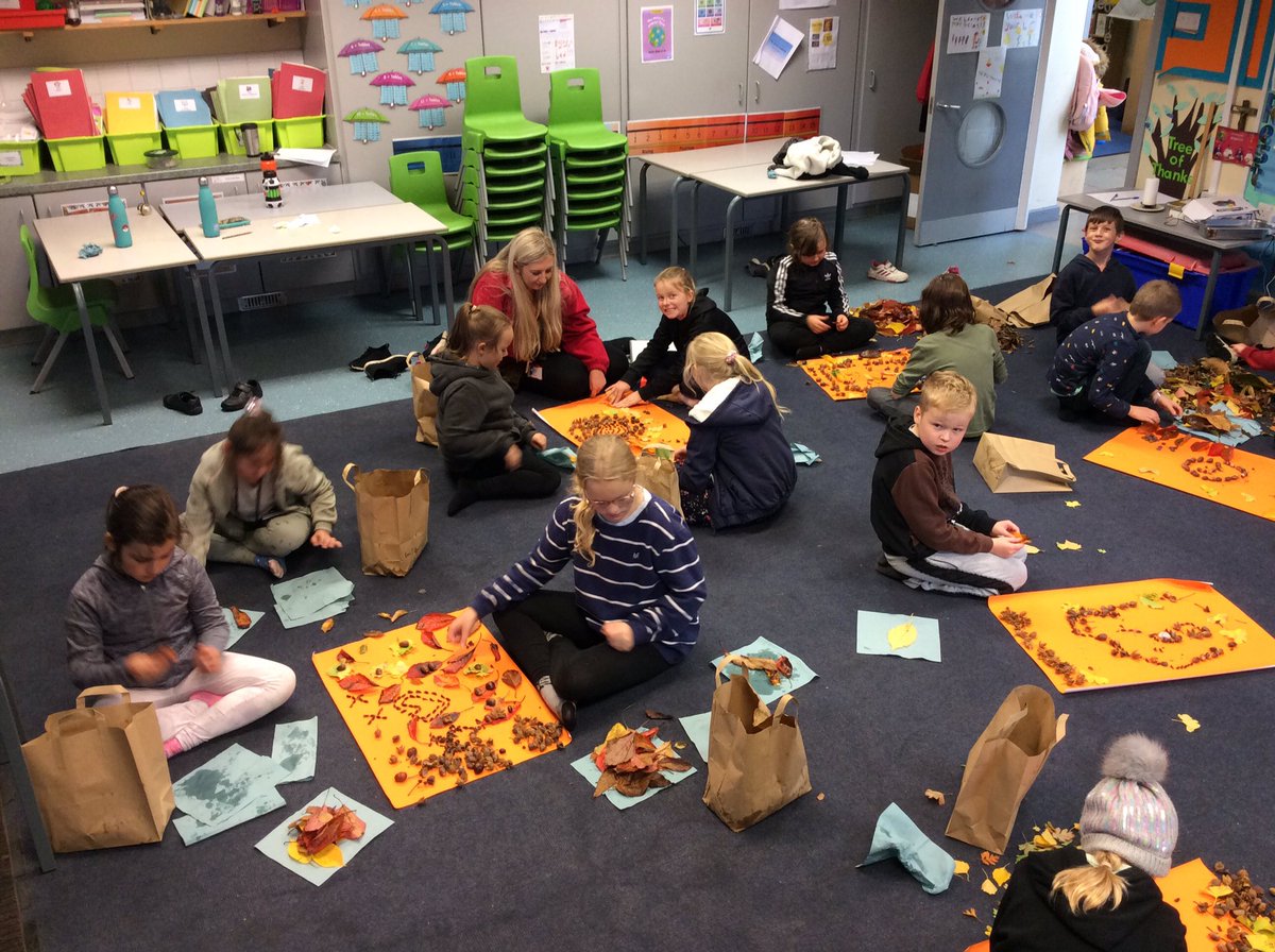 MIssBai69392016's tweet photo. #year4 #buildandcreate. We are having a great time creating our artwork. @stjs_staveley https://t.co/B6vlzVLJOe