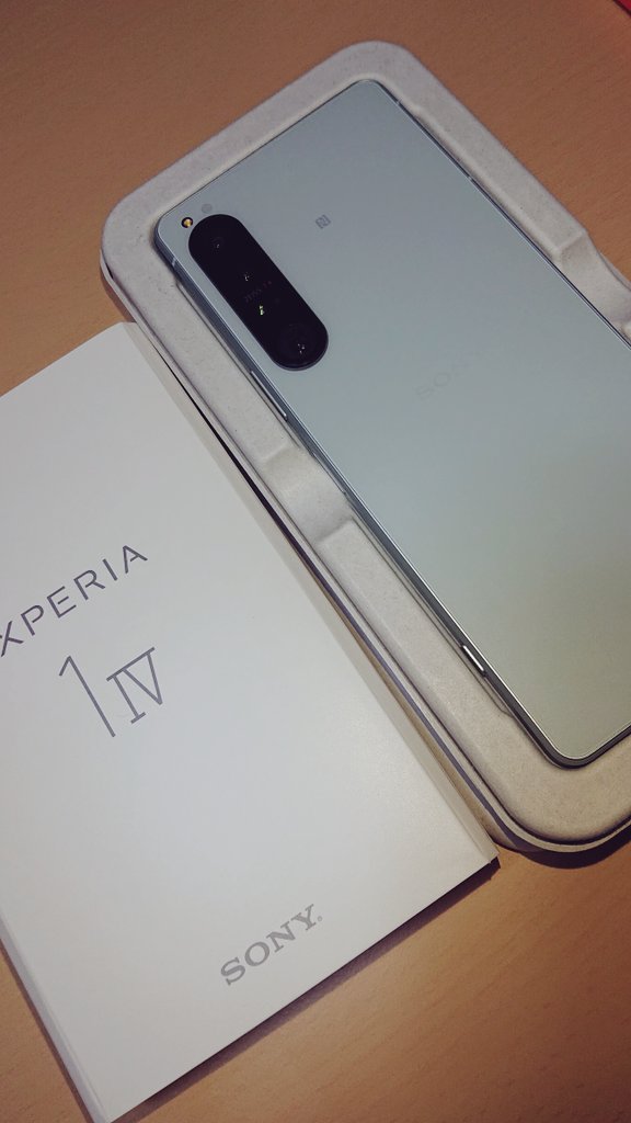 akaza777's tweet photo. my new gear...
SIMフリー Xperia 1Ⅳ アイスホワイト! 可愛い色味がお気に入り💕
フロスト仕上げのケースいい感じ✨
フラットディスプレイの端ギリギリまで貼れるミヤビックスの保護フィルムも、ケースと干渉せず綺麗に貼れたので大満足😌🍀
#Xperia1IV #ORANGA #ミヤビックス https://t.co/pcEuybD4Ep