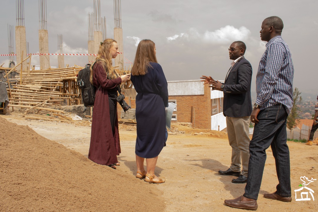 Maison_Shalom's tweet photo. Visite à #maisonshalom de ses partenaires #rainwaterfoundation des Etats-Unis, venu pour voir l'avancement des différentes activités en cours à kigali et discuter de l'avenir de l'éducation pour les #réfugiés et les #rwandais, notamment à la future école de Sainte Anne de kigali. https://t.co/G9FVe7Bqwp