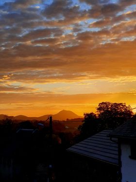 chainedespuys's tweet image. #InstantPhotos 🌄 Le spectacle est toujours fascinant lorsque le soleil joue avec nos volcans, Amélie et Cindy ne s'y sont d'ailleurs pas trompées ! 😍
Merci à elles pour ces belles photos de la #chainedespuys.
#puydedome