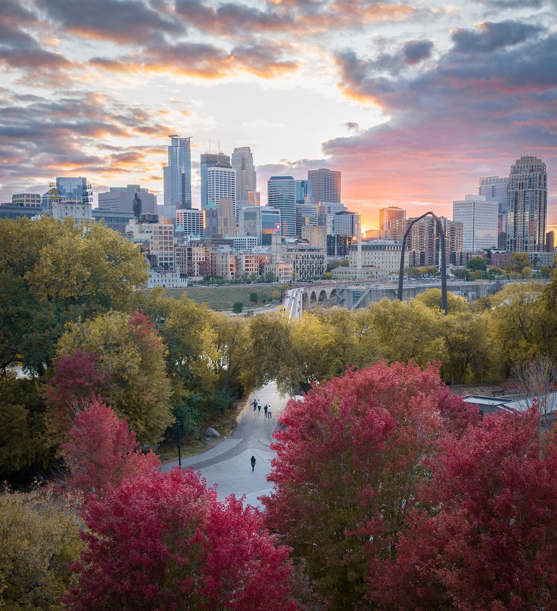 MeetMinneapolis's tweet photo. There's still time to catch our fall colors π π ...and that dreamy Minneapolis sunset. β¨ π #fallcolors #minneapolis #meaweekend
π·: Stunning captures by @will_wright4 π€©
π: Stone Arch Bridge
π: Lake Harriet
π: Gold Medal Park https://t.co/D9hg6PcCBH