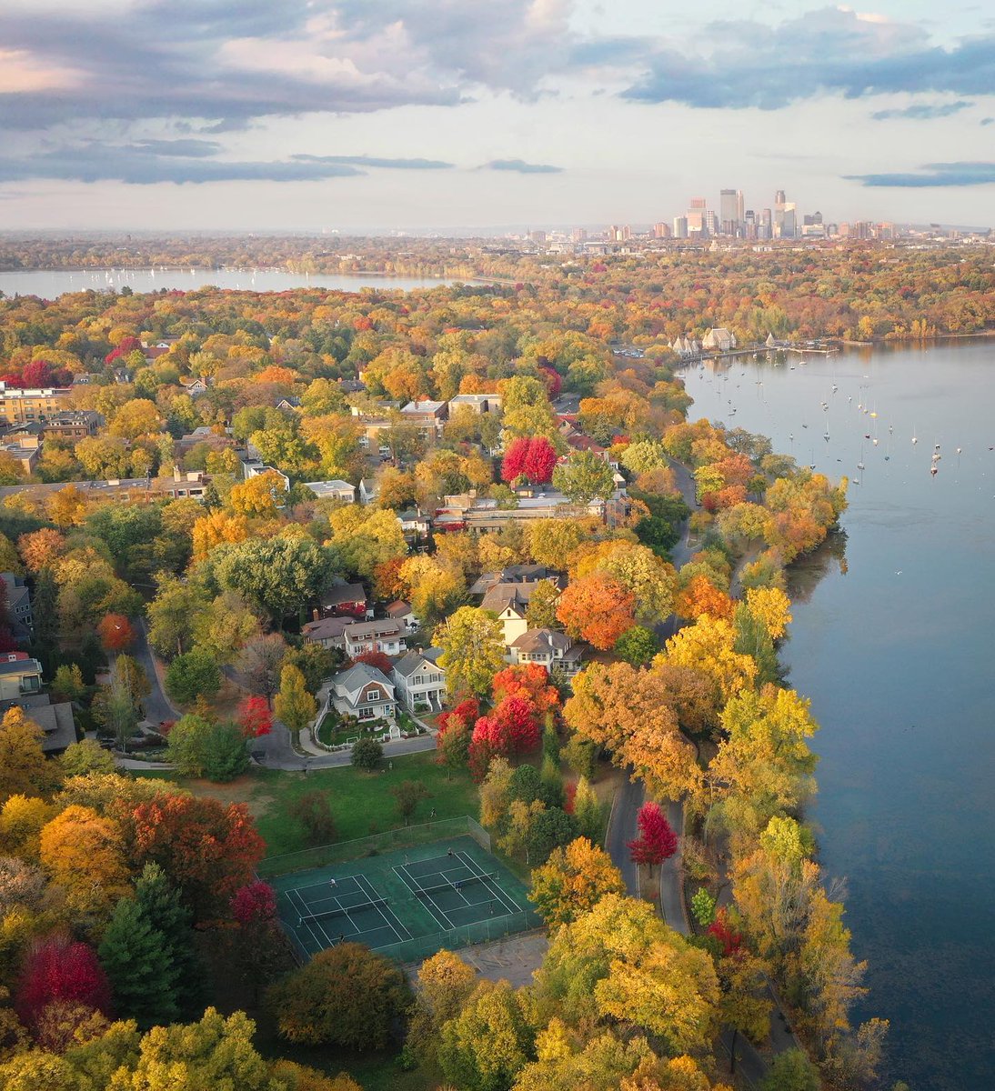 MeetMinneapolis's tweet photo. There's still time to catch our fall colors π π ...and that dreamy Minneapolis sunset. β¨ π #fallcolors #minneapolis #meaweekend
π·: Stunning captures by @will_wright4 π€©
π: Stone Arch Bridge
π: Lake Harriet
π: Gold Medal Park https://t.co/D9hg6PcCBH