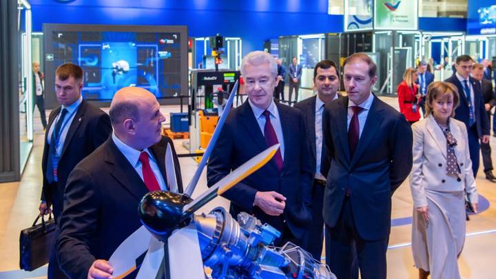 Skolkovo residents showed their developments at the "Made in Russia" forum: a gas analyzer, a robot loader, an electric wheelchair, an interactive sandbox, and much more.