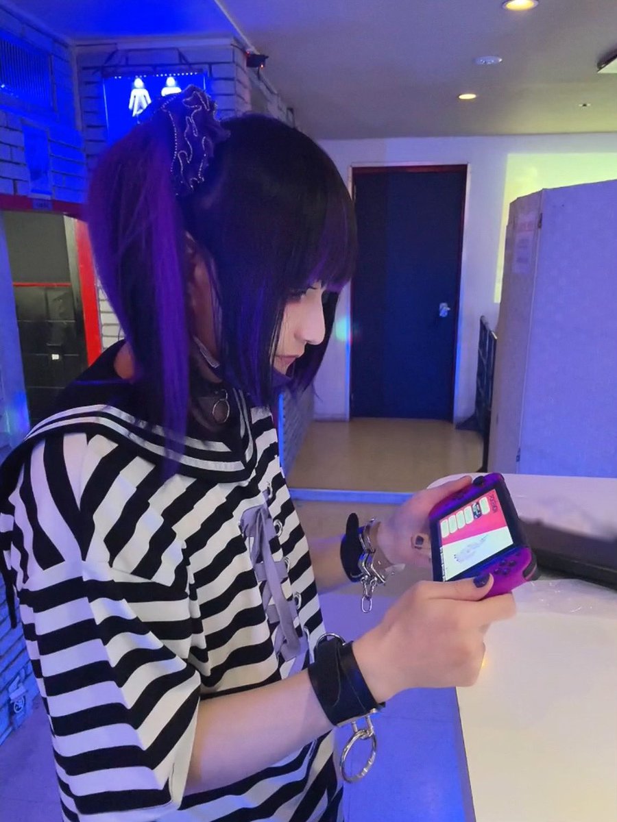 お久しぶりです、3ヶ月ぶりのツイート。
月日が経つのは早いね、焦ります💧
最近はもうすぐポケモンの新作が発売されるので楽しみな気分です。
スカーレット、バイオレット🟥🟪
バイオレット、つまり紫。ついにポケモン紫が出る。紫ゲットせねば🟪
ということで、#ポケモン剣盾 プレイしてる画像です🦄