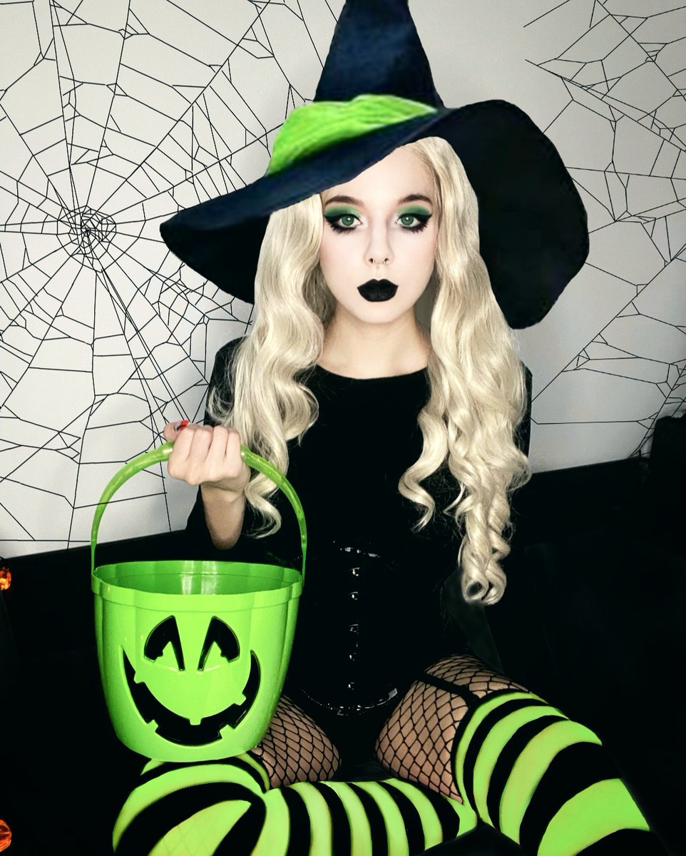 elviratrepovici's tweet photo. 💚 Green Witch 💚
-
Wig @everydaywigscom
Lens @pinkyparadisedotcom
-
#witch #witchcraft #31daysofhalloween #halloween2022 #halloweenmakeup #october #greenwitch #spooktime # https://t.co/A9y88kwW75