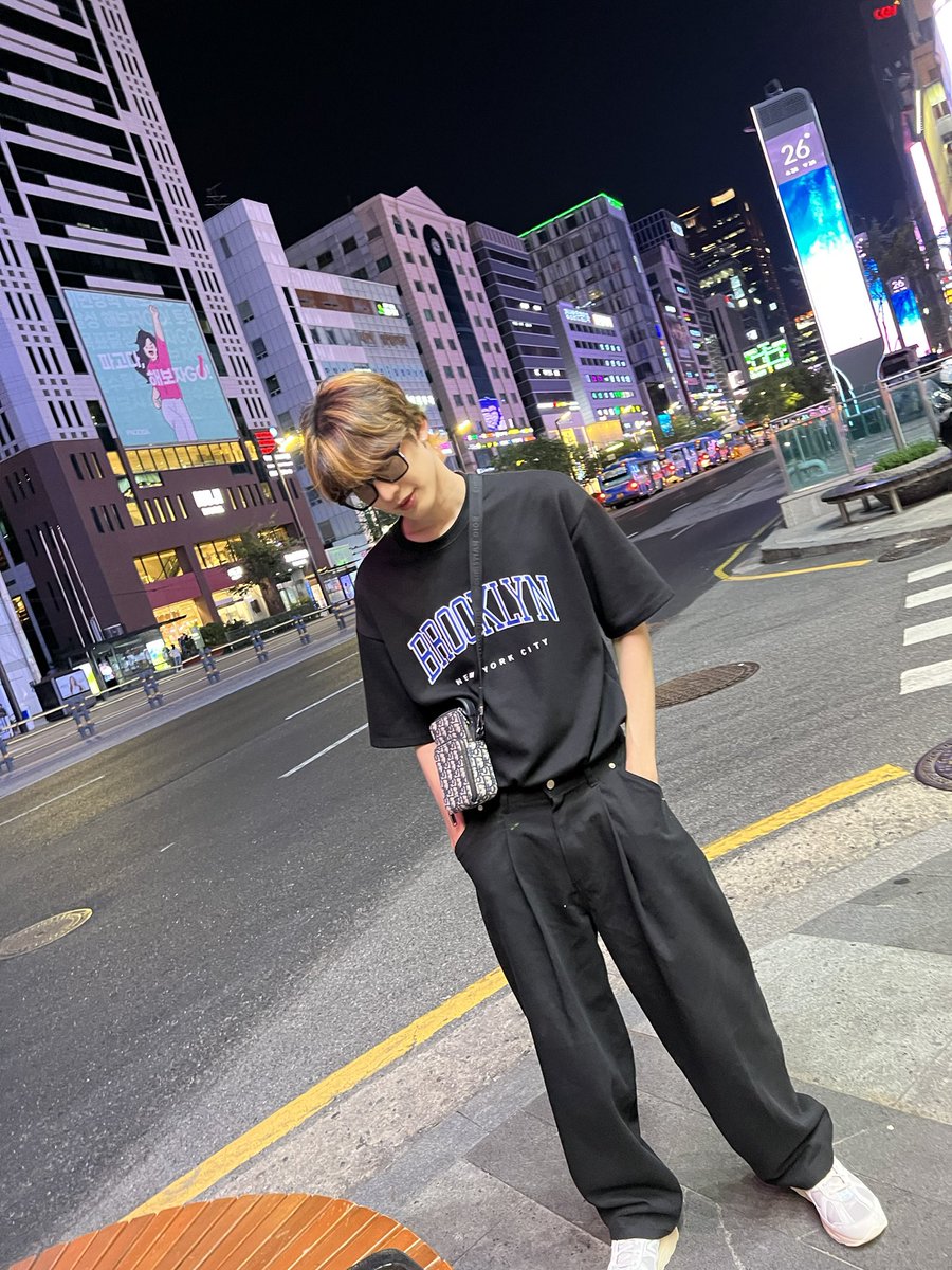 sugus0811's tweet photo. i’m here to tell u guys…. i’m miss you ❤️ https://t.co/9wMaDW5uox