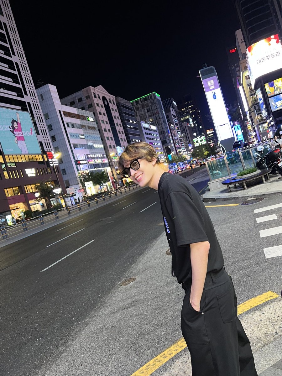 sugus0811's tweet photo. i’m here to tell u guys…. i’m miss you ❤️ https://t.co/9wMaDW5uox