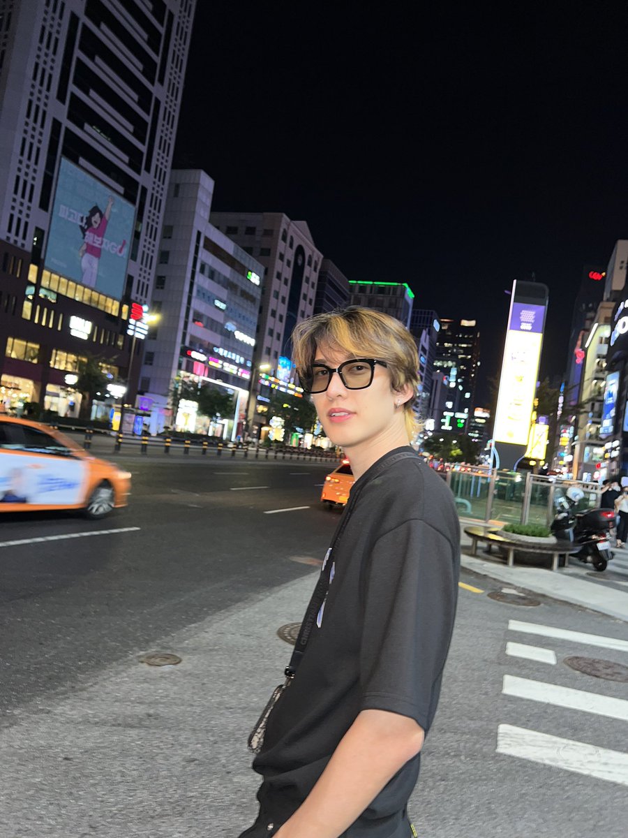 sugus0811's tweet photo. i’m here to tell u guys…. i’m miss you ❤️ https://t.co/9wMaDW5uox