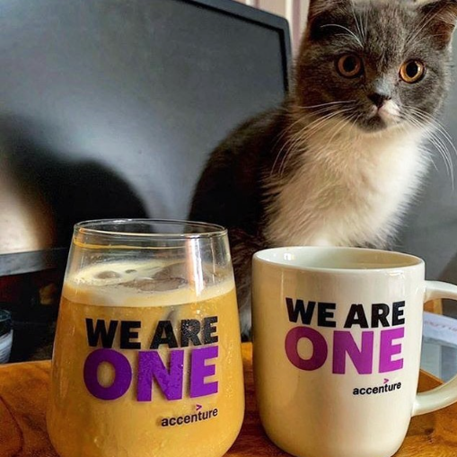 Accenture_CO's tweet photo. Iniciamos la mañana con la compañía más adorable 😻 y con un buen café. ¡Feliz viernes!
#AccentureMoments 💜 https://t.co/bs72FqEnml