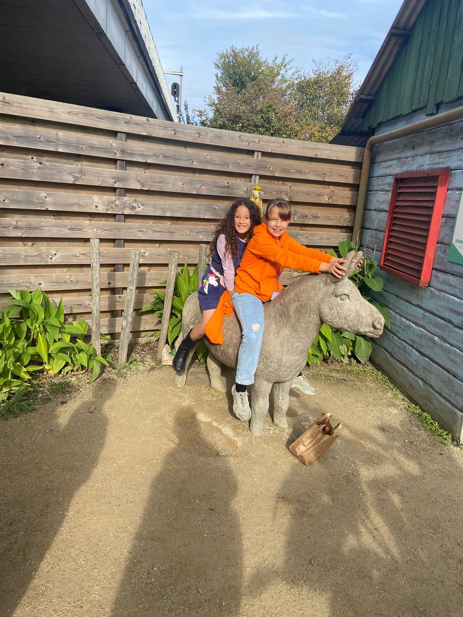 PersePrep's tweet photo. #PrepAtTheZoo #HavingAGiraffe https://t.co/bkkxC2Uf7y