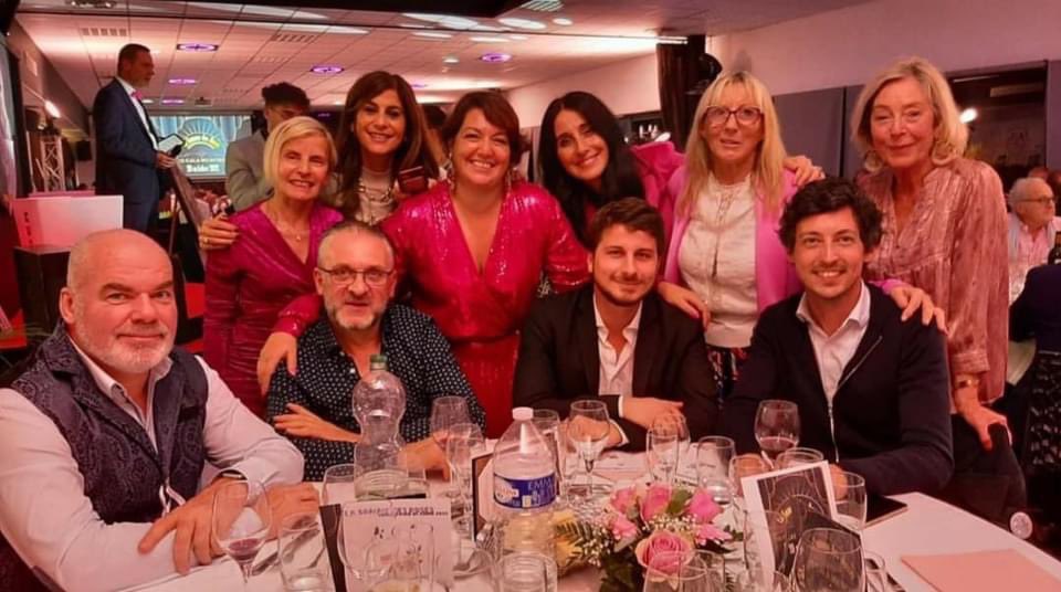 _MathildeRoy's tweet image. Gala des roses hier soir à la licorne plus de 350 personnes mobilisées contre le cancer du sein merci aux sponsors à Flavie, Thibault et Karima