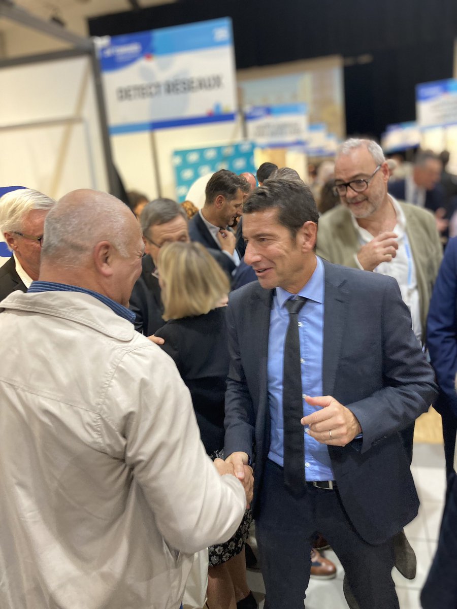 l_amf's tweet photo. Le Président de l’AMF David Lisnard est chaleureusement accueilli par les maires et pdts d’epci de la Loire pour échanger sur les préoccupations locales et les enjeux nationaux (finances, énergie, ZAN, bureaucratie) face auxquels l’AMF porte des propositions https://t.co/K6g9XxG4o7