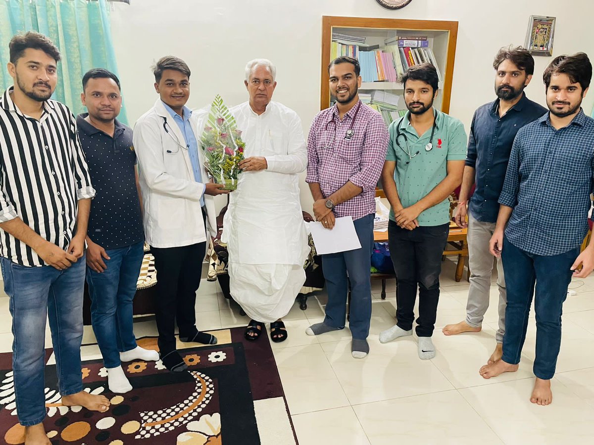 DrVinaySharma_'s tweet photo. माननीय चिकित्सा मंत्री जी ने 30 नवम्बर को प्रस्तावित MO परीक्षा में 840 चिकित्सा अधिकारी के पद बढाकर 1770 करने का वादा किया।
हमने इसके लिए उन्हें आज धन्यवाद ज्ञापित किया, व आग्रह किया कि इसको क्रियान्वित किया जाए।
@plmeenaINC @ashokgehlot51 

#IncreaseMOseats_CM_Gehlot https://t.co/jlqzuL85hn