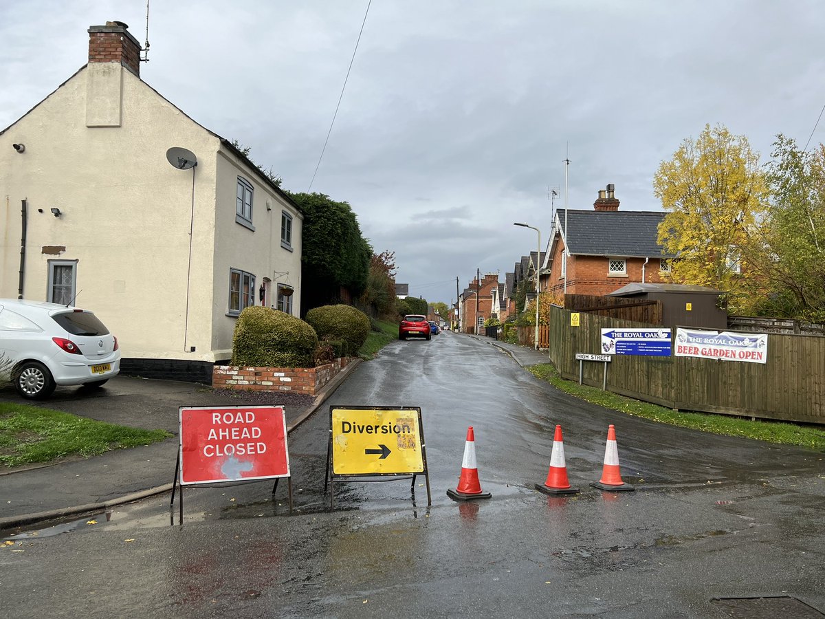 Vinkos's tweet photo. Isn’t this a bit dangerous? @stwater 
Lots of residents will be coming home from work etc soon and turning right into your road closed sign 💥 How soon can you move it? Love from Karen 😉 @GreatGlenParish https://t.co/51HyG8yP8P