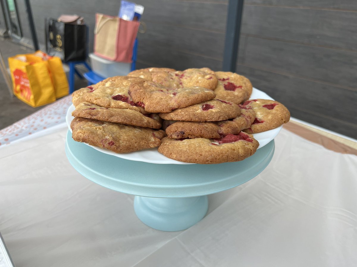 GBSPTA's tweet photo. Bake sale at pick up! Come buy some yummy cakes in aid of Breast Cancer UK https://t.co/Mj2TF1bC1g