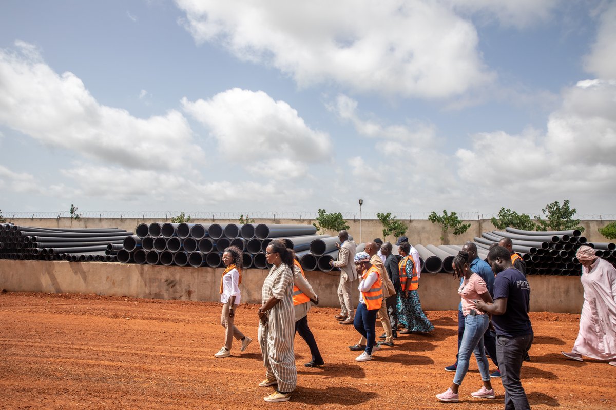 economie_sn's tweet photo. Le Parc industriel intégré de Diamniadio, développé par l’#APROSI accueille actuellement, dans sa 1ère phase, 20 entreprises, sur 13 ha entièrement construits où 5 000 emplois sont attendus à terme. Une 2e phase de 40 ha est en cours d’aménagement. https://t.co/h5DwvV8ueA