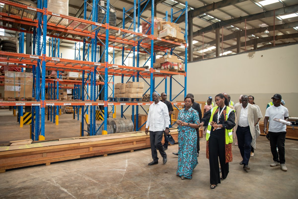 economie_sn's tweet photo. Le Parc industriel intégré de Diamniadio, développé par l’#APROSI accueille actuellement, dans sa 1ère phase, 20 entreprises, sur 13 ha entièrement construits où 5 000 emplois sont attendus à terme. Une 2e phase de 40 ha est en cours d’aménagement. https://t.co/h5DwvV8ueA