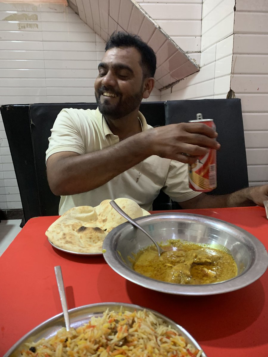 CDGCREEP7's tweet photo. なぜかトゥクトゥクのドライバーと飯を食っているんだが、目の前で平気で酒を飲むのがインド。この後乗るのが怖い https://t.co/vidXnEs5gN