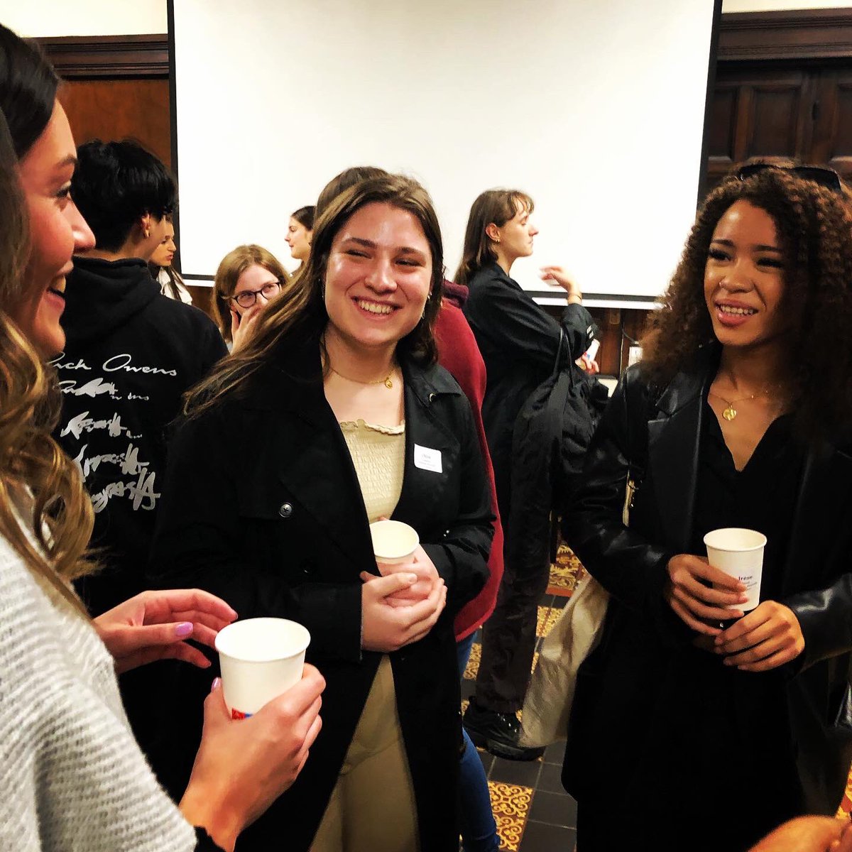 MICEFA1's tweet photo. This years mixer was a success. French students going to the US had questions, and the US students had answers. From registration formalities to advice on things to do.  Canadian students also shared their perspectives and an amazing cultural exchange was had this evening. https://t.co/2ydzdVDHH0