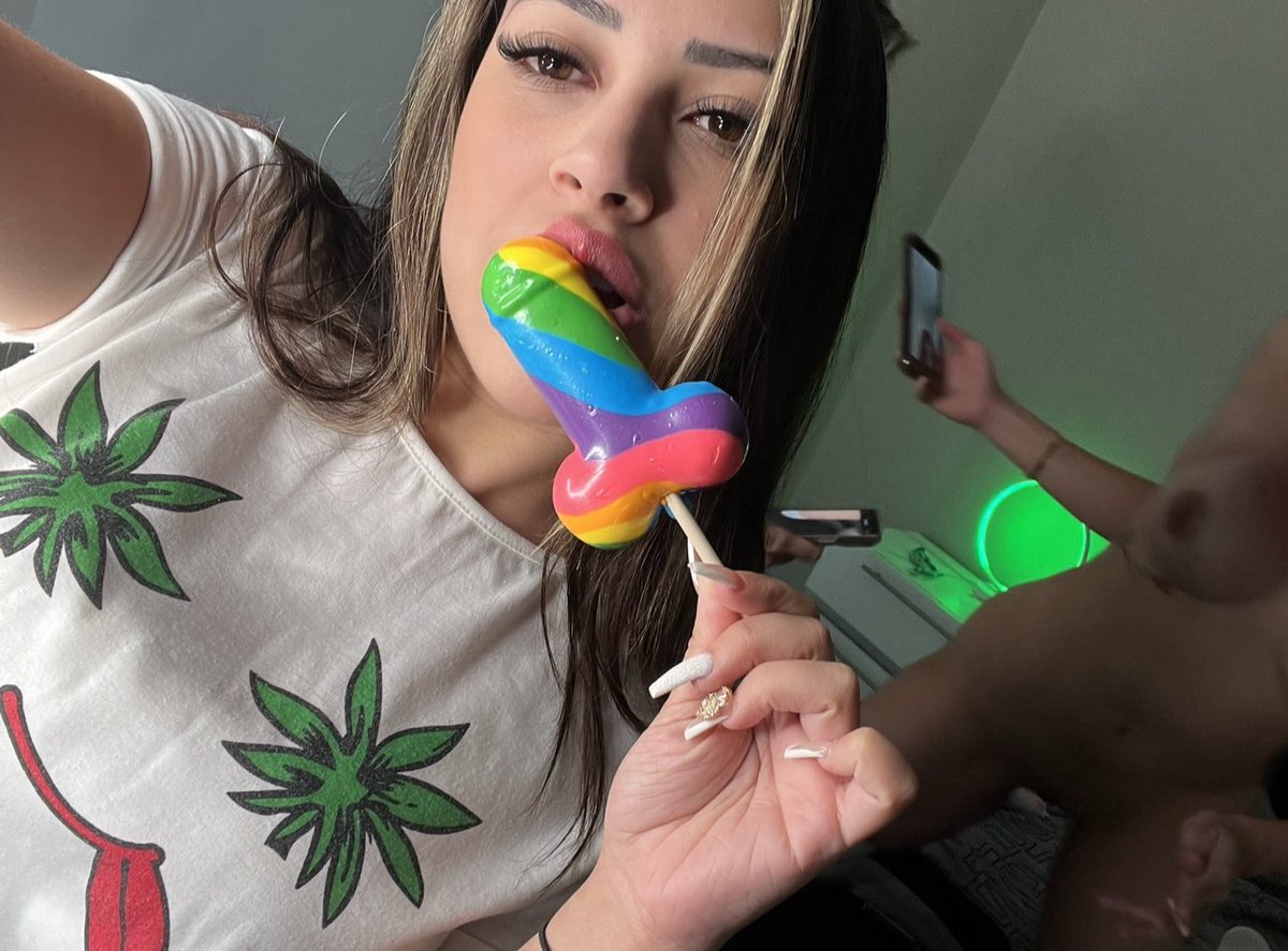 feffy_k's tweet photo. did you know that I love to eat lollipop? https://t.co/EossWpavrp