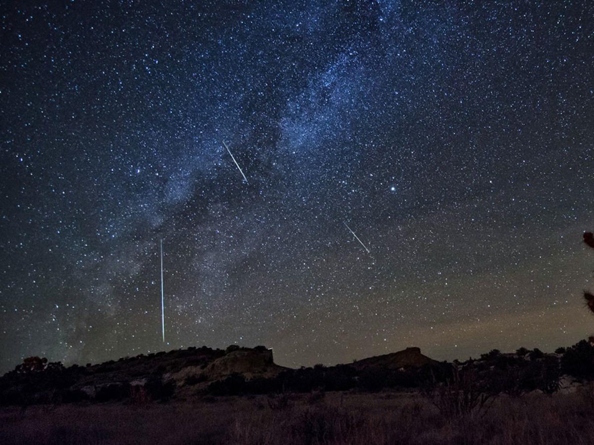 ☄️With a spectacular up to 20 meteors per hour the #Orionid meteor shower reaches its peak tonight. This shower originates from debris left behind by Halley’s Comet. See timeanddate.com/astronomy/mete…… #AstronomyCalendar