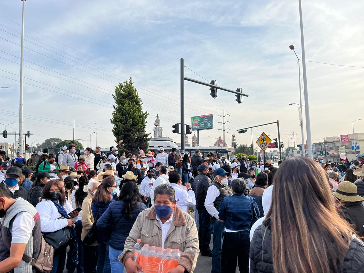 MxM_Puebla's tweet photo. ASÍ LA MANIFESTACIÓN DE LOS TRABAJADORES DE LA EDUCACIÓN.
UNIDOS NADA DETIENE AL MAGISTERIO POBLANO.
@SnteNacional
@lopezobrador_ @adan_augusto 
Pago de incremento salarial y retroactivo.
Pago puntual a convenio 
@MelitonLozano https://t.co/WmbdRMz5na