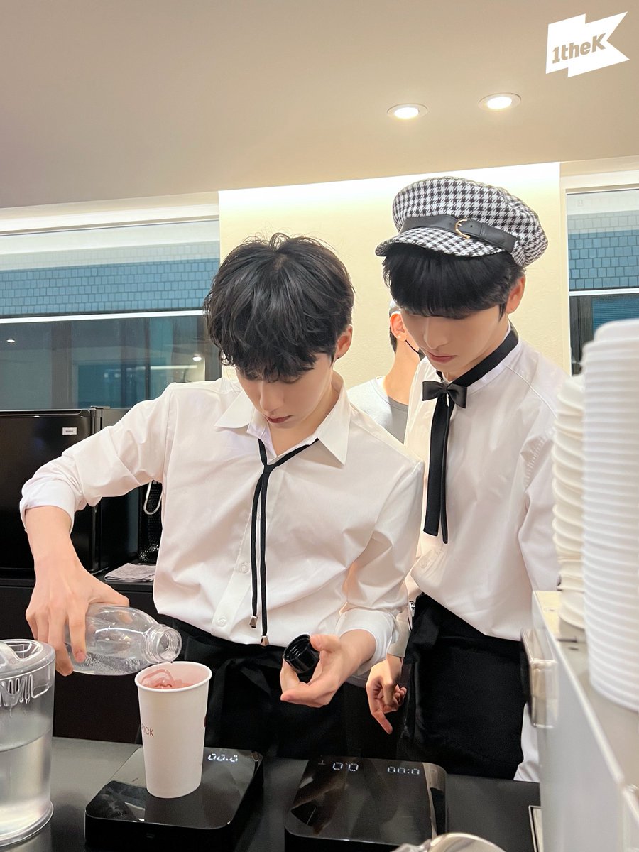 HWANWOONGBR_'s tweet photo. 📸 20.10.22 || Evento especial #ShowMeTheMWM3
Fotos do Evento no café da #ShowMeTheMWM3 ♥
#ONEUS #HWANWOONG #원어스 #환웅 @official_ONEUS https://t.co/oLyBiVVBnx