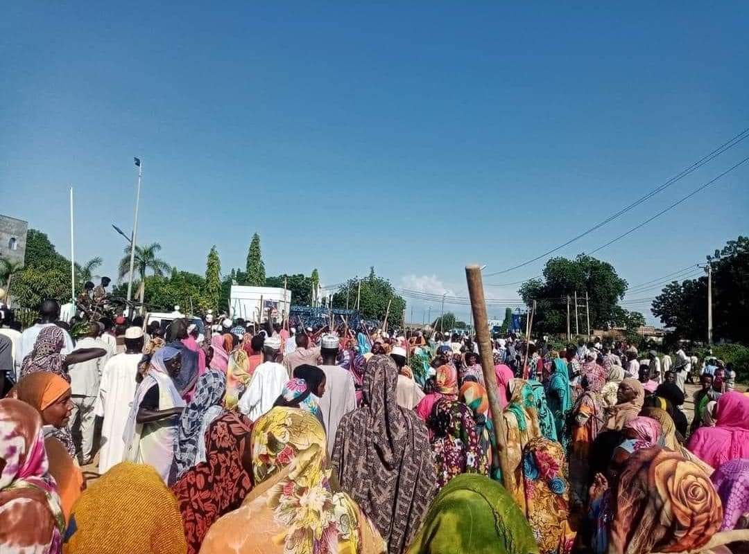 rasd_sudan's tweet photo. تطويق الأمانة العامة لولاية النيل الأزرق من قِبل المتظاهرين تعبيراً عن إدانتهم للأحداث الاخيره بالولاية.
#النيل_الأزرق_تنزف
#مليونية21اكتوبر https://t.co/n6AAQj2D0j