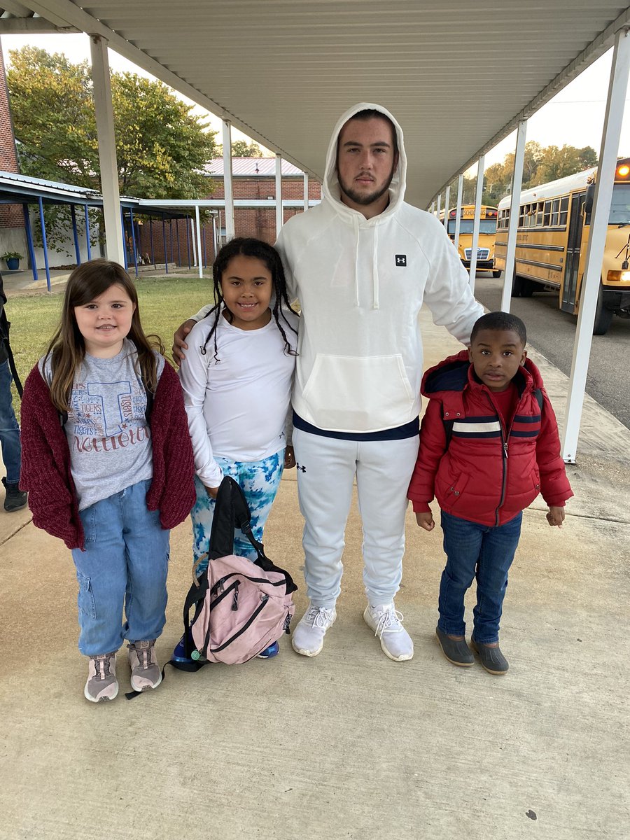 Nettleton_Prim's tweet photo. Good morning from your favorite little and big Tigers! @net_tigerFB @Nettleton_High #riseabove https://t.co/ytmRoYzqVd