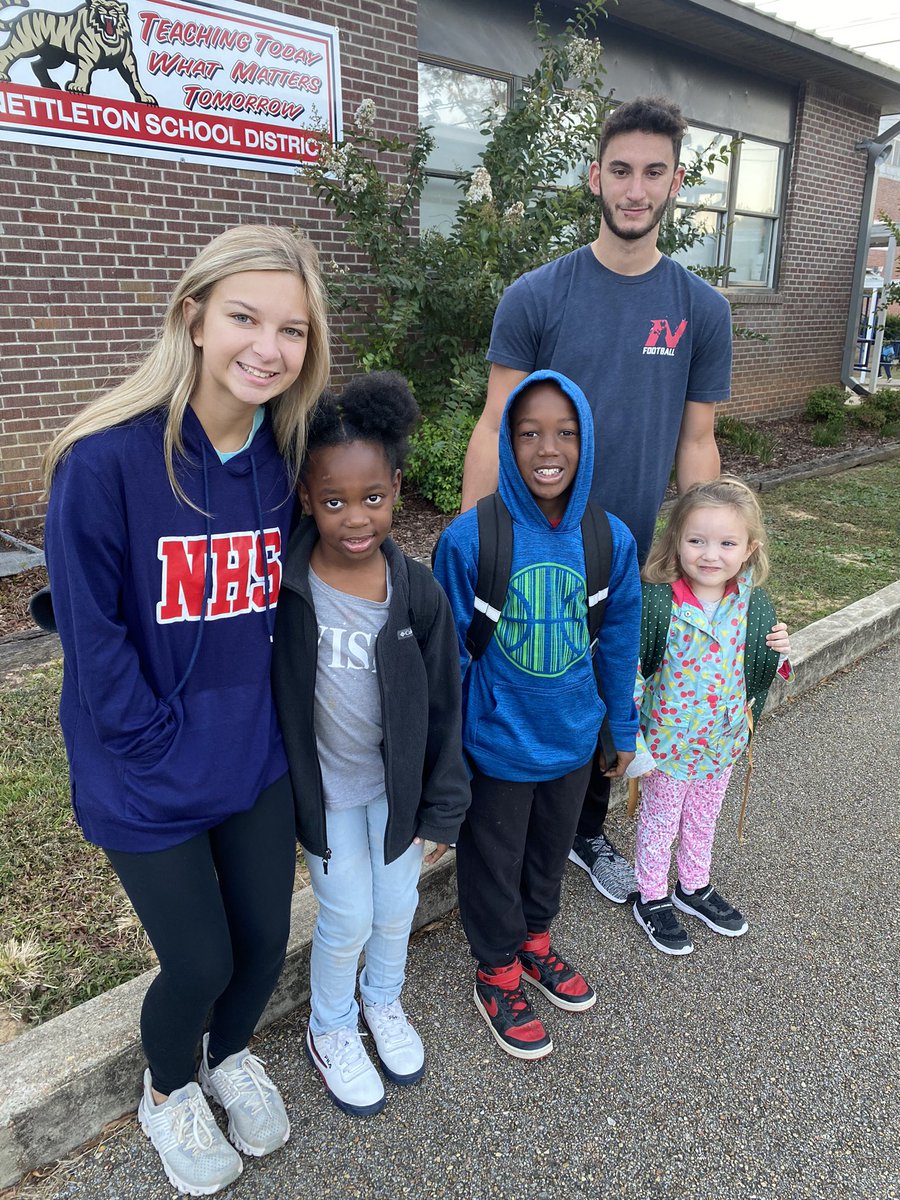 Nettleton_Prim's tweet photo. Good morning from your favorite little and big Tigers! @net_tigerFB @Nettleton_High #riseabove https://t.co/ytmRoYzqVd