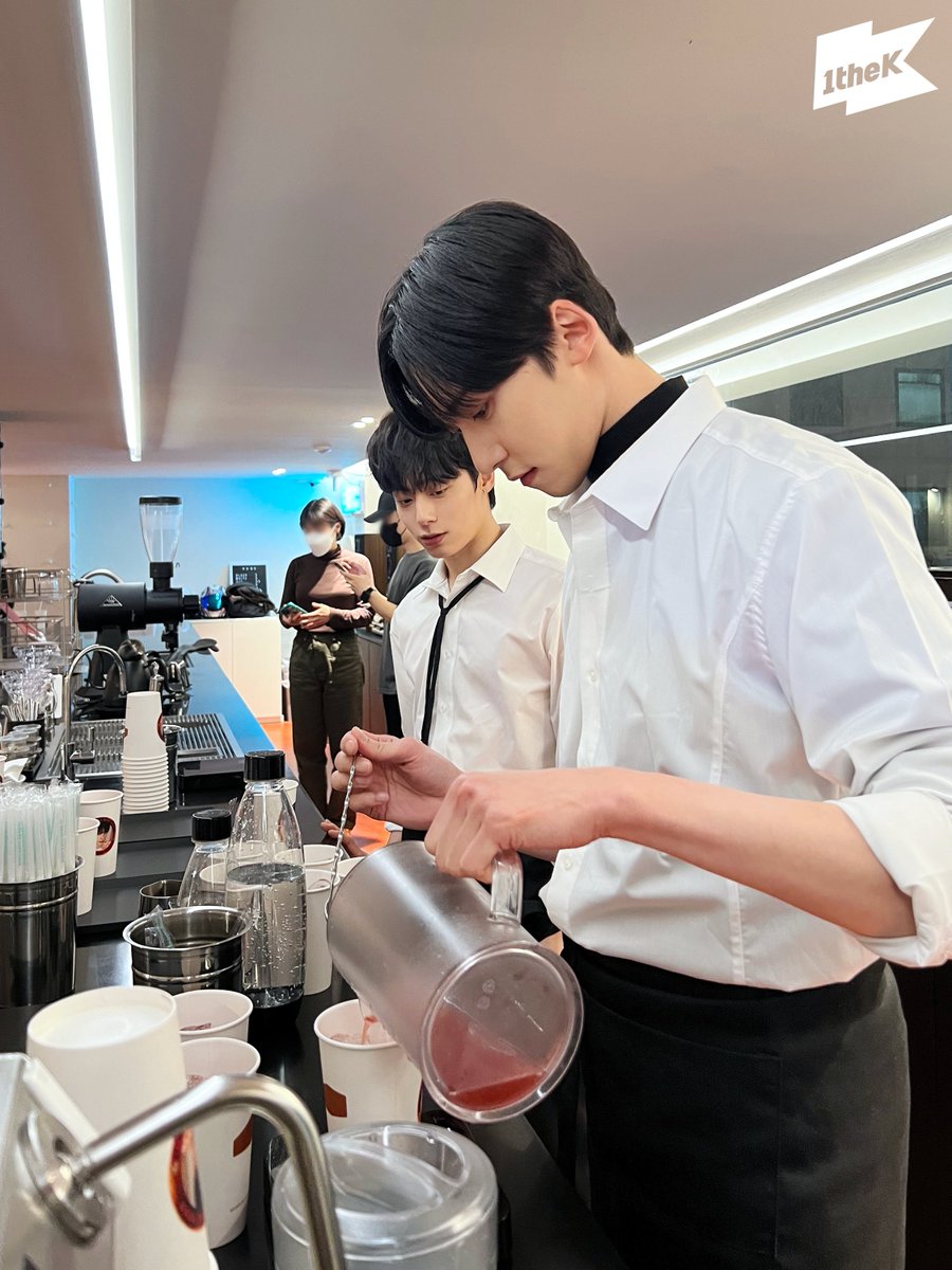 HWANWOONGBR_'s tweet photo. 📸 20.10.22 || Evento especial #ShowMeTheMWM3
Fotos do Evento no café da #ShowMeTheMWM3 ♥
#ONEUS #HWANWOONG #원어스 #환웅 @official_ONEUS https://t.co/oLyBiVVBnx