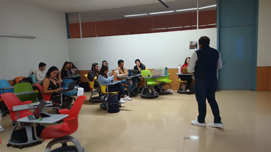 Daniel_Rosado's tweet photo. Conversé con estudiantes del @Tec_CSF sobre la cooperación internacional para el desarrollo en MX y la visión que tuvo Rosario Green para promover una ley que permitiera institucionalizar el sistema mexicano de CID. 

¡Gracias @danielagiza por la invitación! https://t.co/wAIwcEbu6N