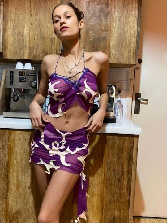universa_uol's tweet photo. Batemos um papo com Jheny, a brasileira que faz roupas de material reciclado para @pabllovittar, @amarinasena, @manugavassi e @luisasonza. 

Vem de fio 🧶👇 https://t.co/SGWgNverT8