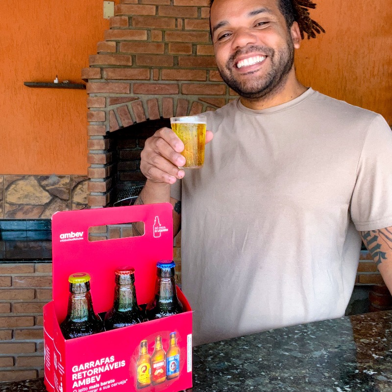 MussumAlive's tweet photo. Para quem tem dúvida sobre as garrafas retornáveis da @AMBEV, se liga:

Você compra sua cerveja no bar, mercearia, mercados mais próximos ou no Zé Delivery, entrega a garrafa vazia e pega nova cheinha, pagando apenas pelo líquido.

#BebaComModeração 
#publi